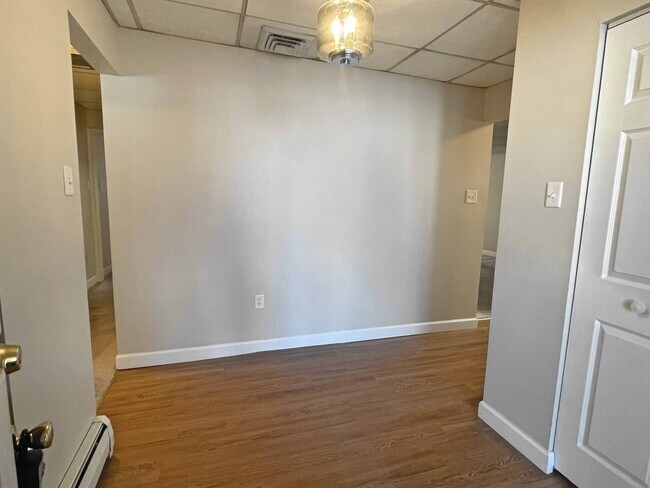 Building Photo - Three bedroom, two full bathrooms house in Enola