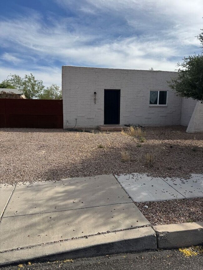 Building Photo - 205 W 25th St