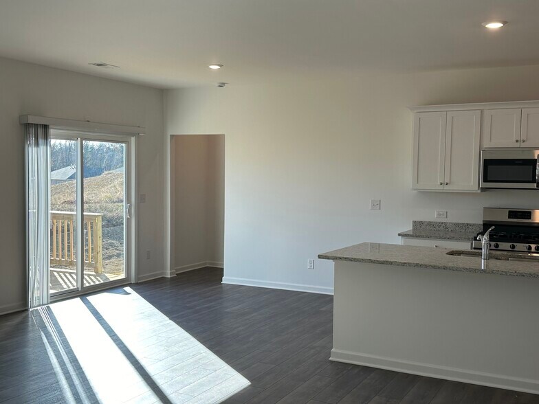 Building Photo - 1112 Holland Dr