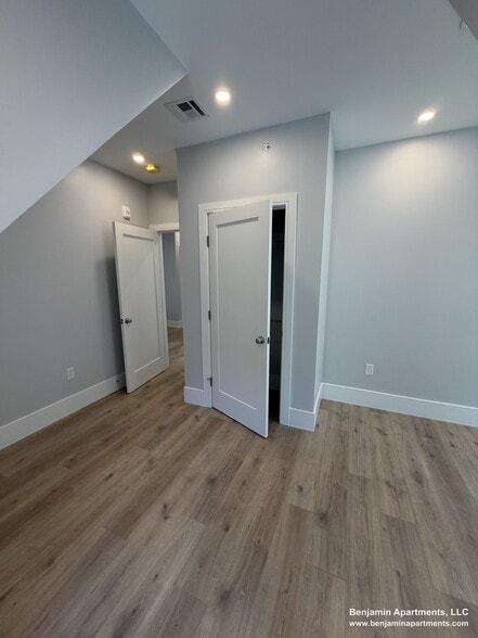 Building Photo - 124 Kenrick St