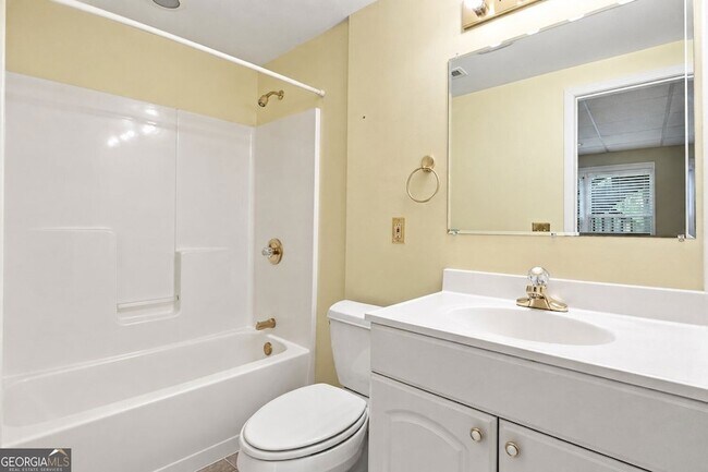 Building Photo - 3535 Claridge Dr NE