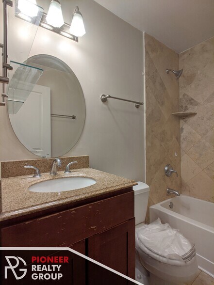 Building Photo - 643 W Wrightwood Ave