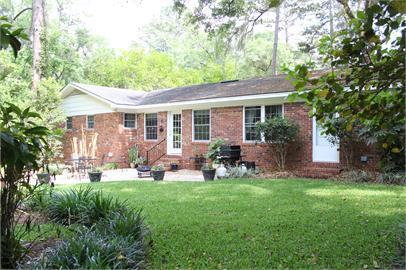 Building Photo - Gorgeous 4/3 Home with fenced yard and garage