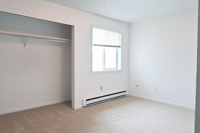Building Photo - 2 bed 1 Bath townhouse