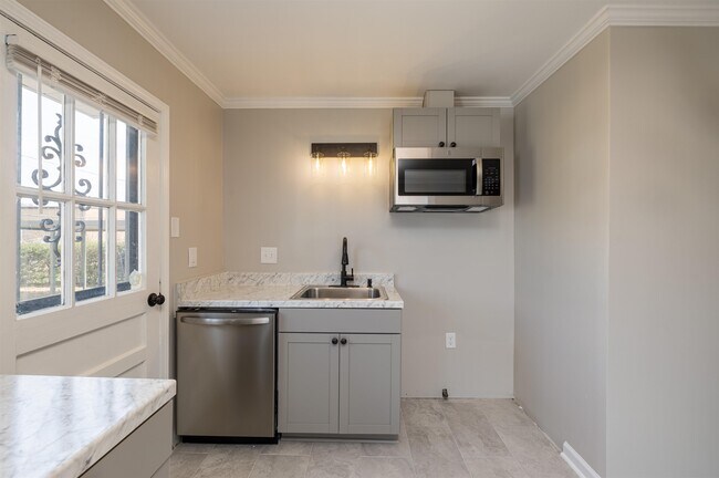Building Photo - 3862 Kelly Cir E