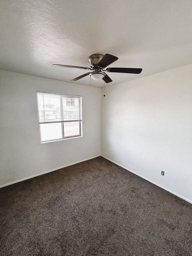 Building Photo - 3 bed 2 bath home with Garage