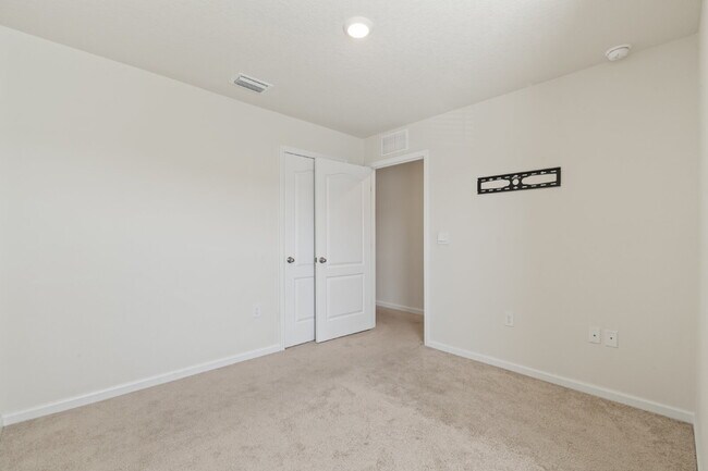 Building Photo - Oakleaf Plantation 3-Bedroom Townhouse in Towering Oaks – Spacious 1450 Sq Ft Living with 2 Full ...