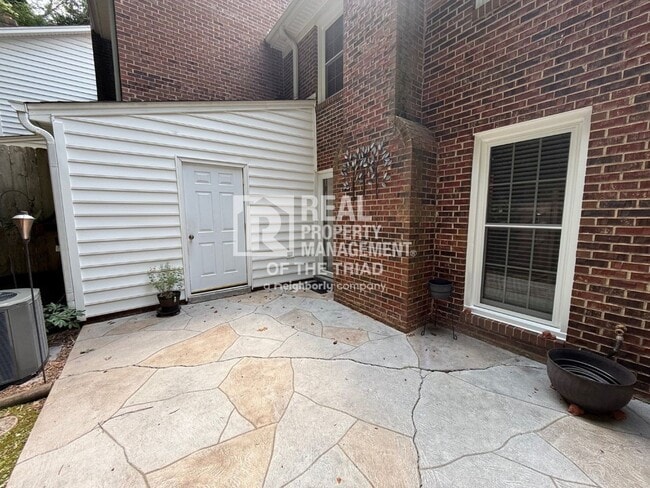Building Photo - 3 Bedroom/ 2.5 bath Townhouse in Greensboro