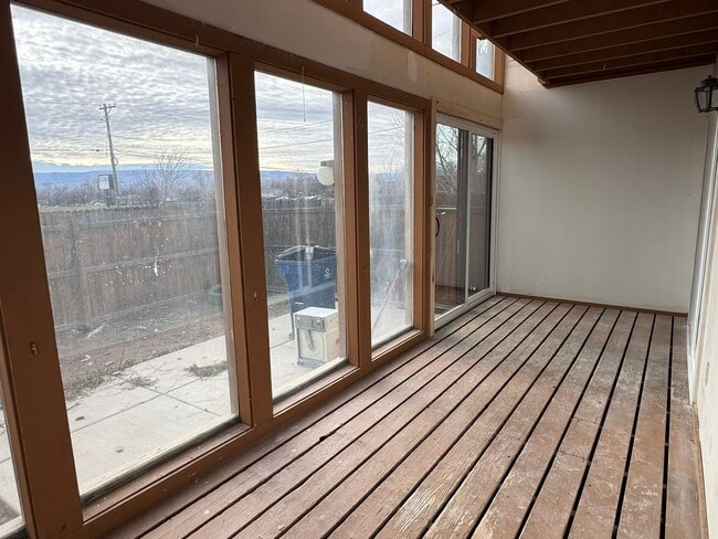 Building Photo - Sunny and Cute 2 Story, 2Bed, 1.5Bath Townhouse in Grand Junction!!!!