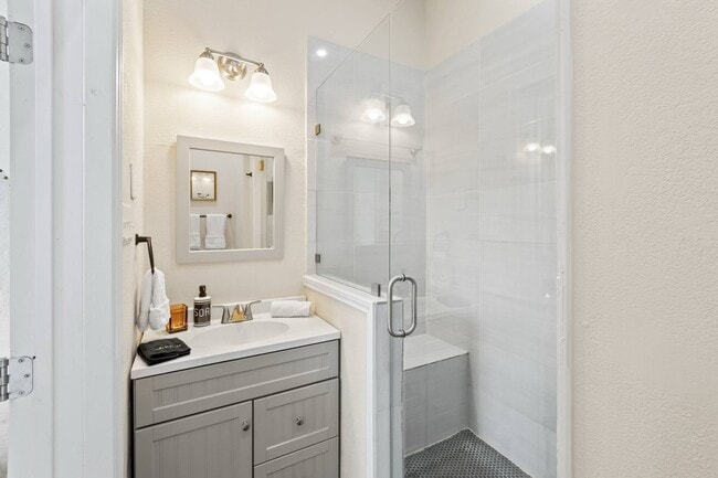 Building Photo - 2717 Orchid Dr
