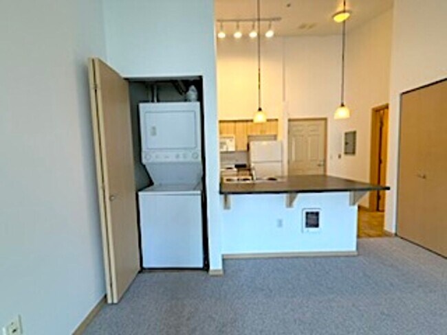 Building Photo - 812 5th Ave N