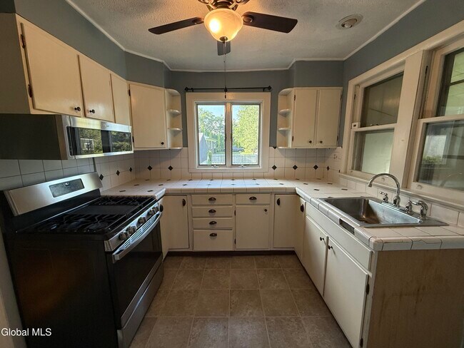 Building Photo - 49 Kunker Ave