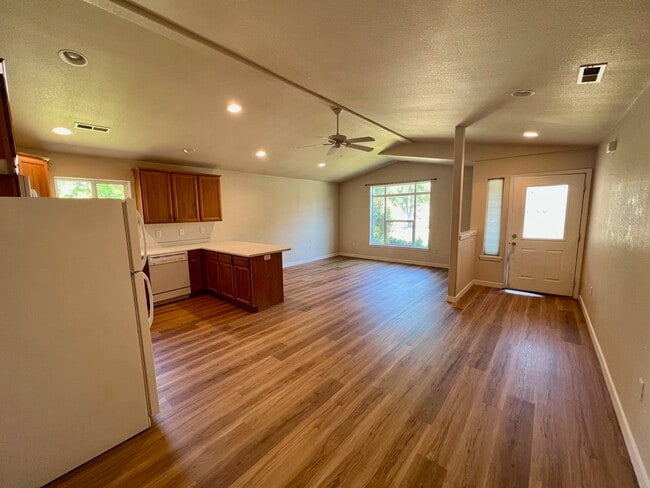 Building Photo - 2524 Parkwood Village Ln