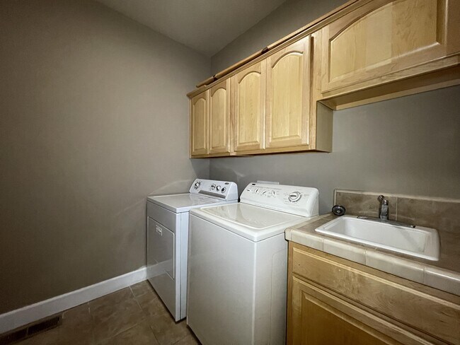 Building Photo - 929 Yosemite Dr