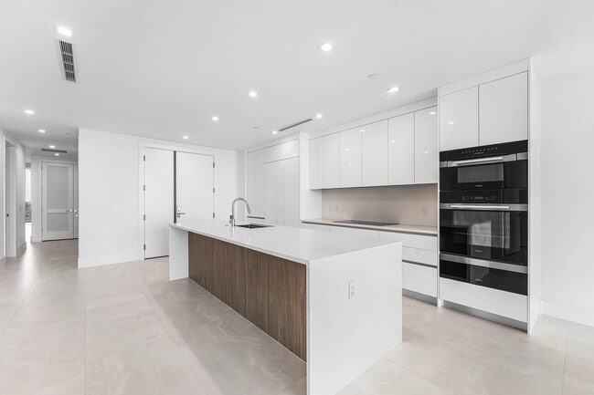 Building Photo - 220 Lake Shore Dr