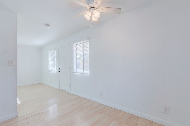 Building Photo - *** Private Home on Huge Lot - Modern and Spacious ***