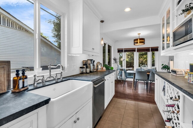 Building Photo - 5182 Ellenwood Dr