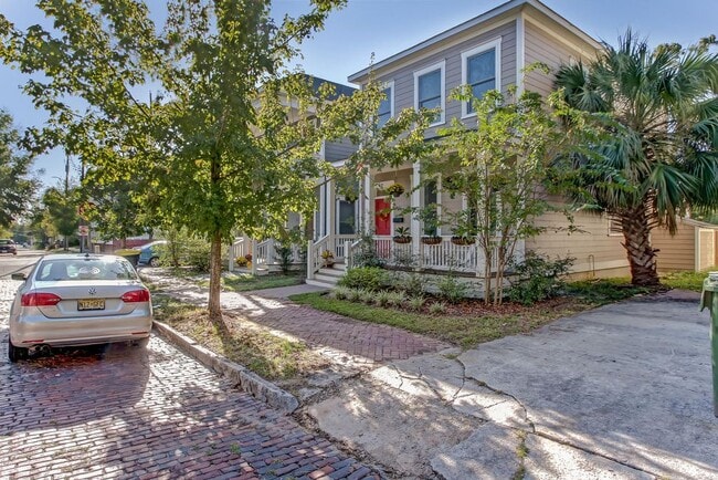 Building Photo - Furnsihed 3 bed 2.5 bath on 31st Street