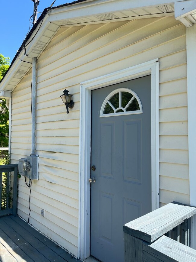 Building Photo - 2 BR 1 BA House in Buchanan VA