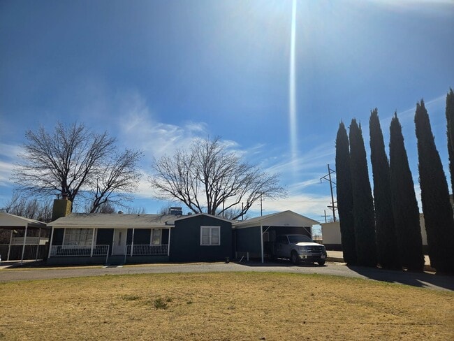 Building Photo - Furnished Three Bedroom Home With Flexible Lease Terms