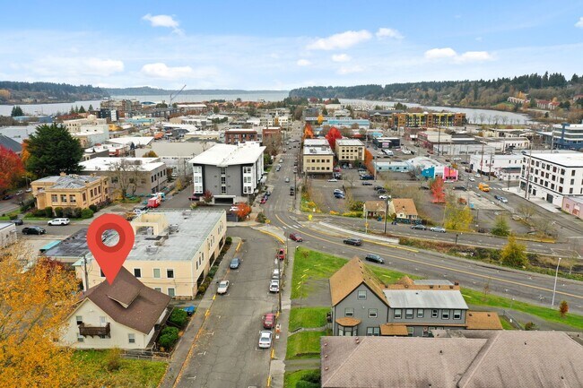 Building Photo - MOVE IN READY! Includes water, sewer and garbage. 2 bed 1 bath downtown Olympia!