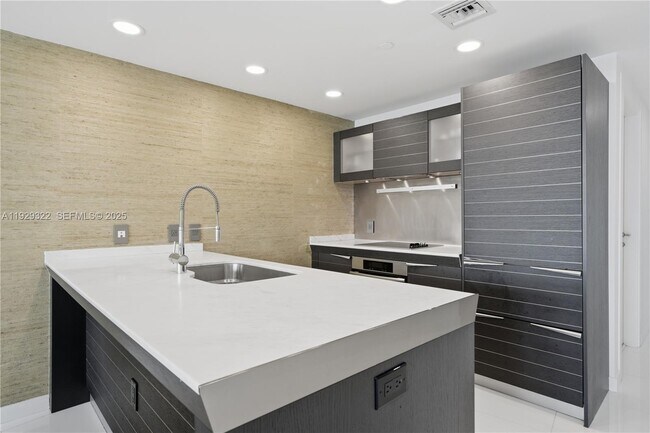 Building Photo - 200 Biscayne Blvd Way