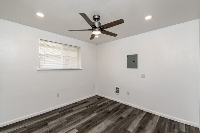 Building Photo - 704 5th Ave SE