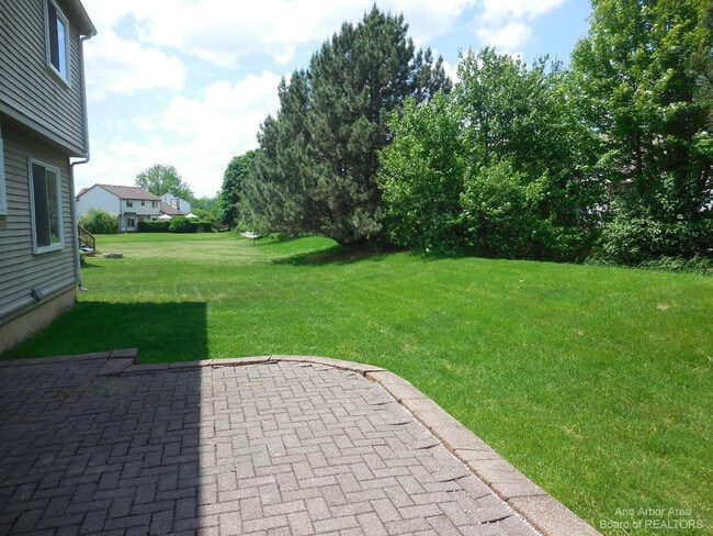 Building Photo - 251 Cloverleaf Ct