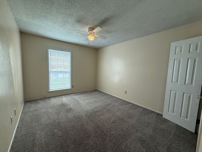 Building Photo - 2 bedroom 1 bathroom