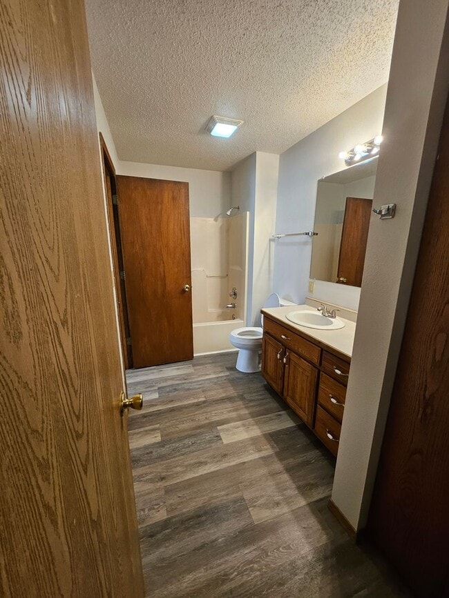 Building Photo - 3 Bedroom, 1 Bath House in Cute Neighborhood!