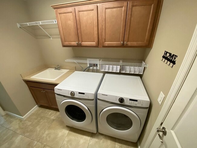 Building Photo - Beautiful Unfurnished 3 bed, 2 bath ANNUAL...