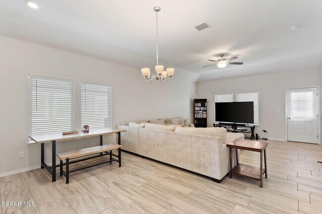 Building Photo - 13740 Villa Vista Ave