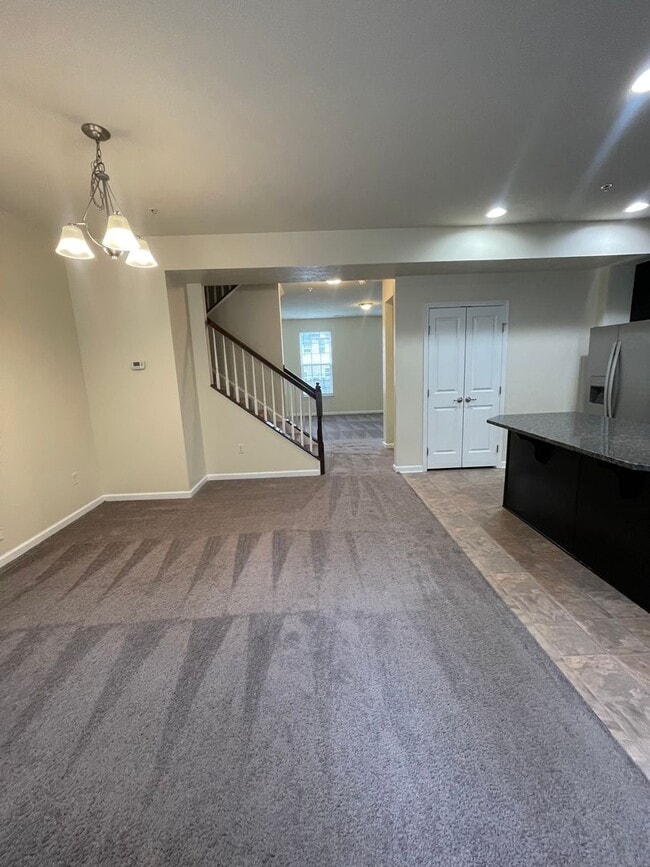 Building Photo - Gorgeous 3 BD/ 2.5 BA Townhouse Available ...