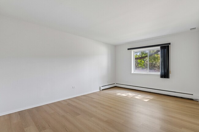 Building Photo - 2424 E Oakton St