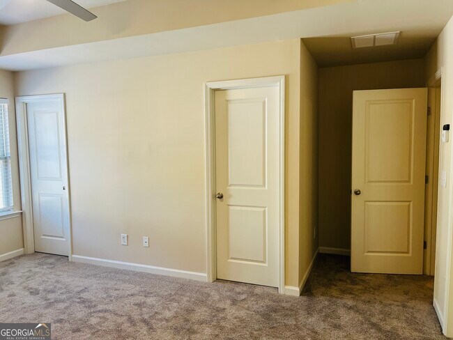 Building Photo - 261 Stillwood Dr