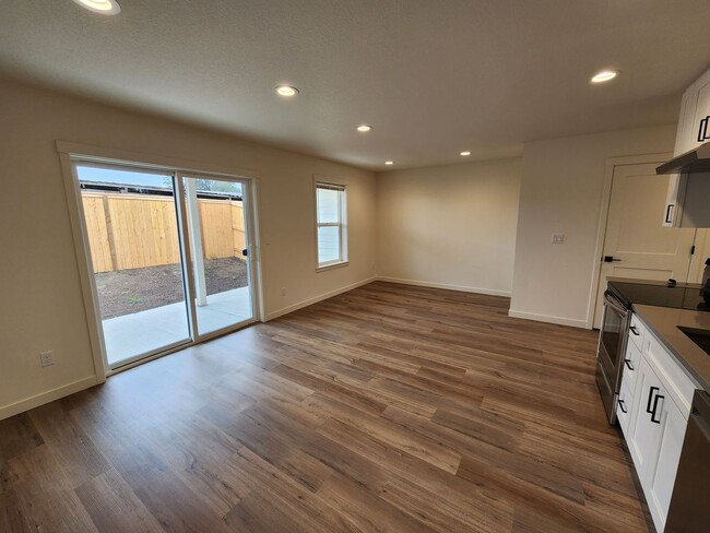 Building Photo - Peach Rd 1006