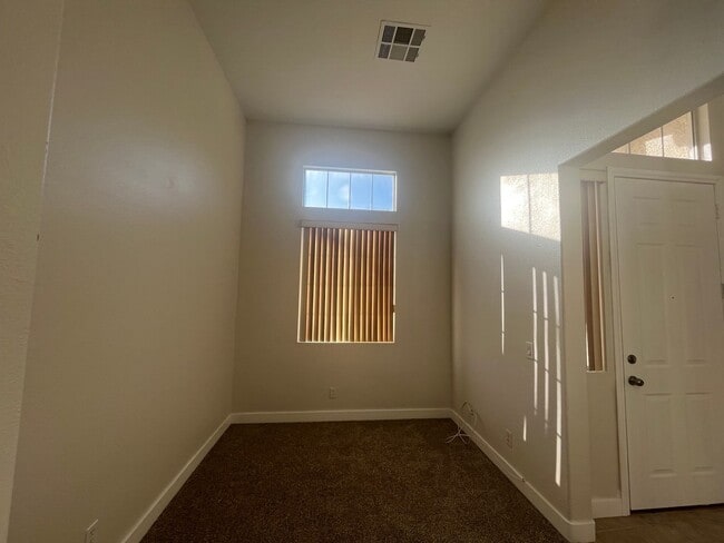 Building Photo - single story, 3 bed, 2 bath, 2 car garage in gated community in Summerlin