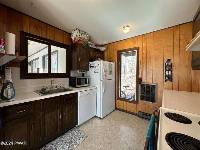 Building Photo - 402 Canoe Brook Dr