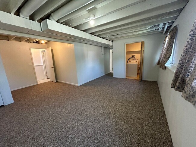 Building Photo - 5 Bed 2 Bath Home with 2 Car Attached Gara...