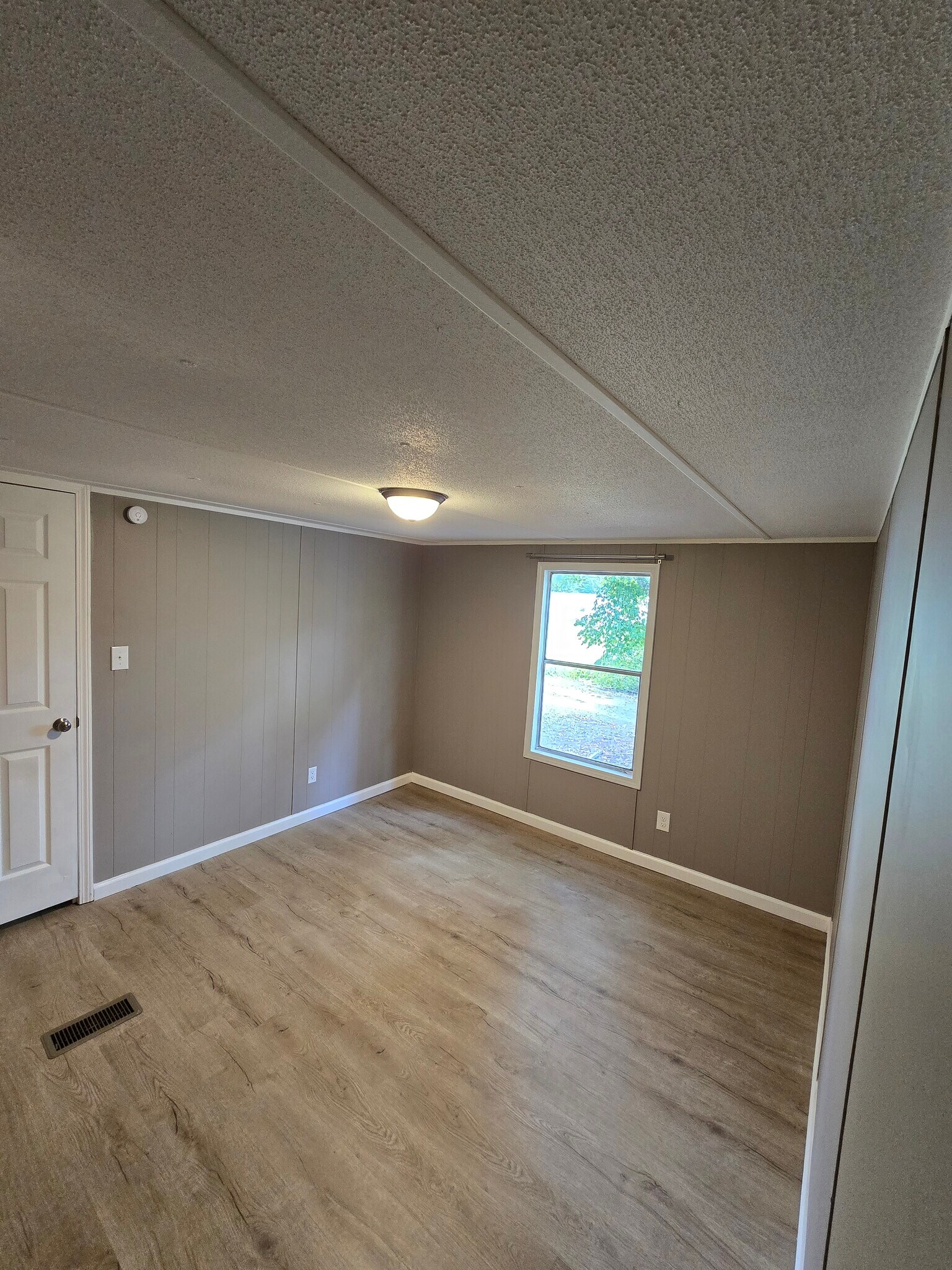 Building Photo - 36 Haney Park