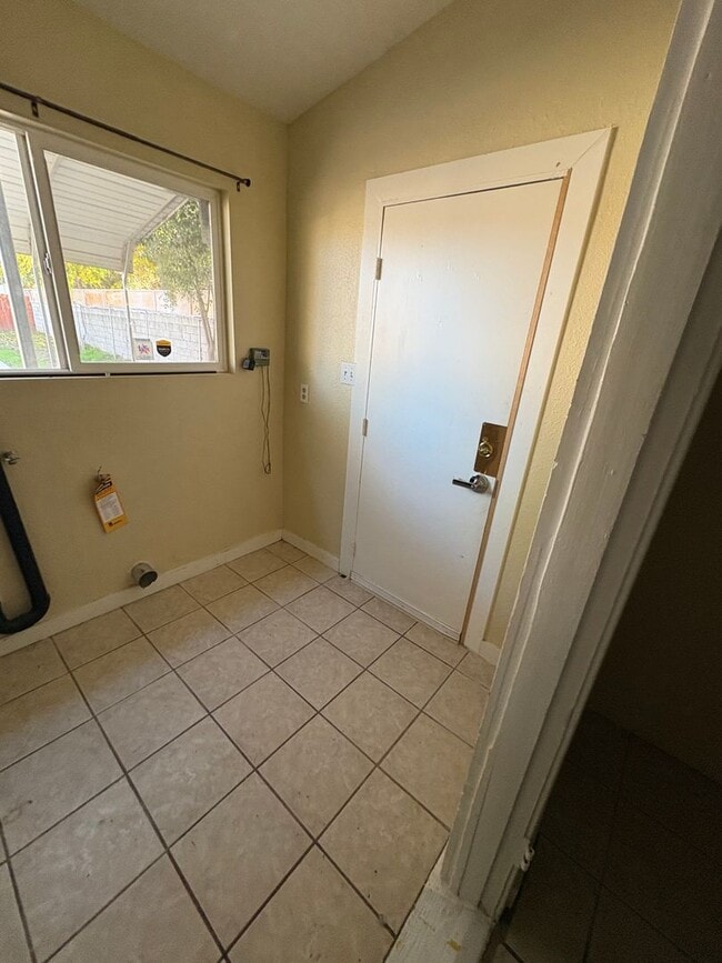 Building Photo - FOR RENT!! AVAILABLE 12/20/2025