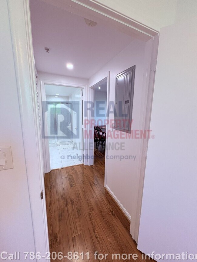 Building Photo - Modern 2BR/2BA Condo in Aventura – Furnish...