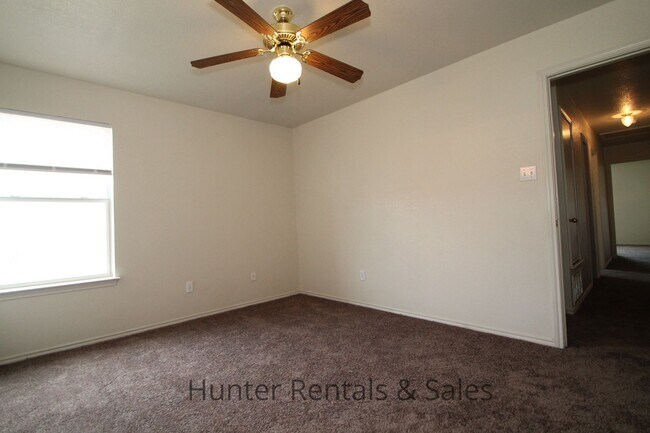 Building Photo - Small Town Living!