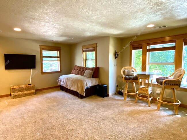 Building Photo - *Coming Soon* Charming Old Bend Rental | 3...