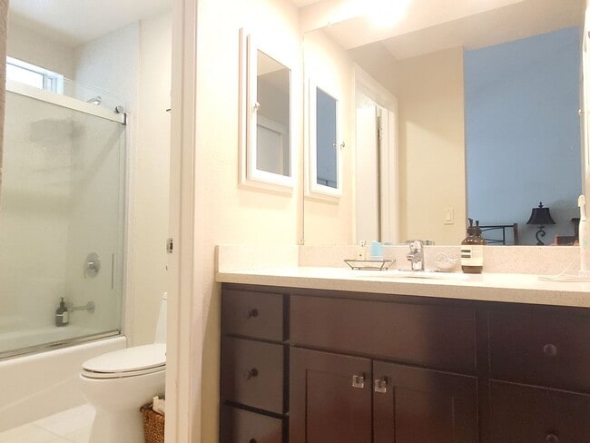 Building Photo - Cute Home in Great Location, A/C, W/D, Woo...