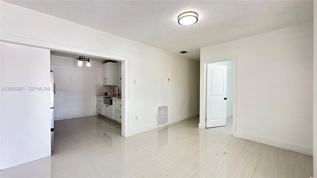 Building Photo - 5545 E 6th Ave