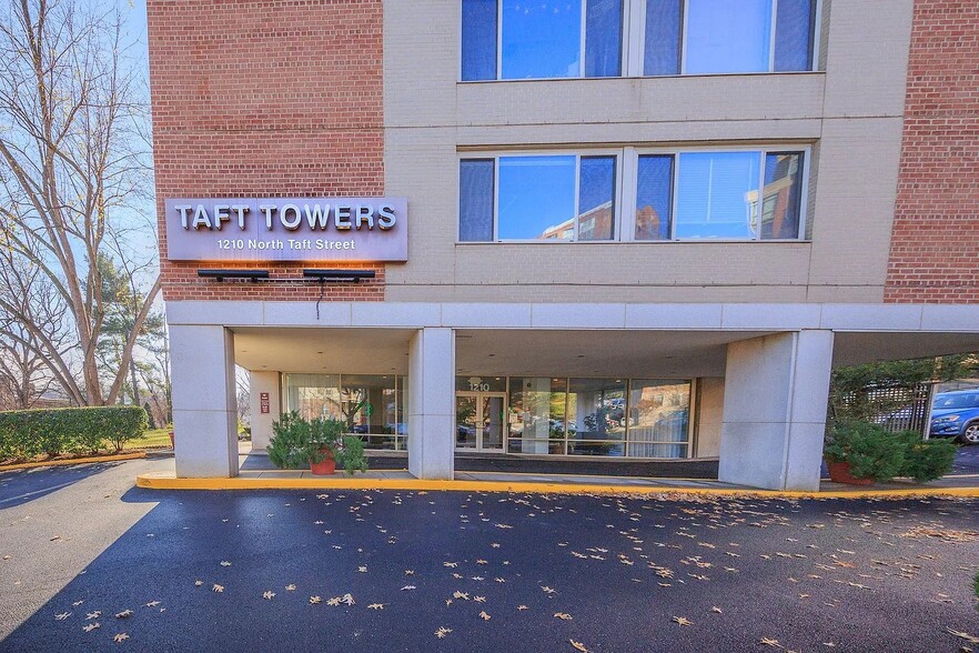 Building Photo - 1210 N Taft St