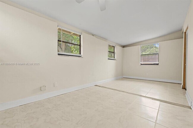 Building Photo - 1524 NW 18th Ct