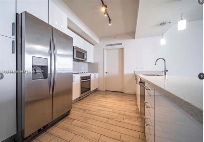 Building Photo - 999 SW 1st Ave