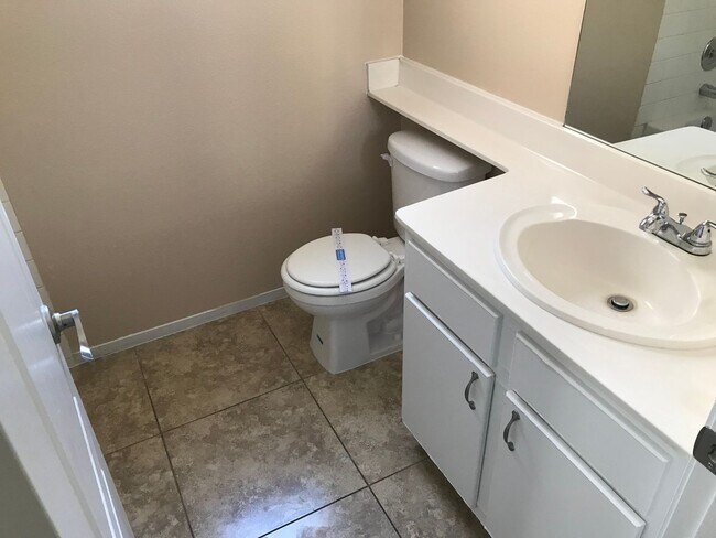 Building Photo - 2 bedroom 2 bathroom Condo